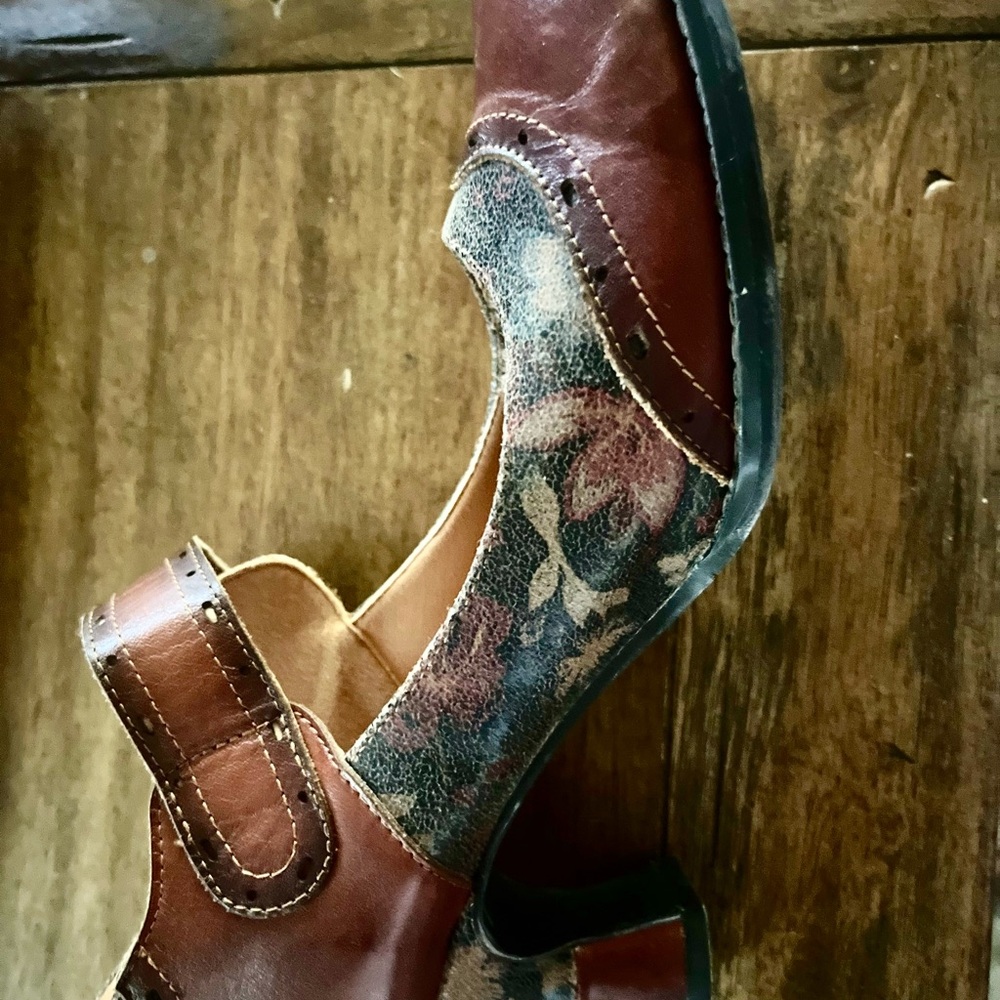 Spring Step / L’Artiste Burgundy Floral Mary Jane Heel - Picture 3 of 6
